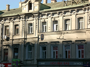 Фасад здания, помещений предлагаемых в аренду.